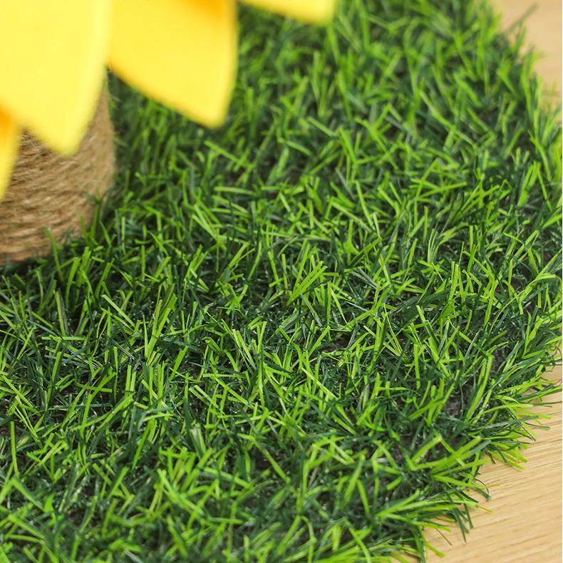 Pannello per graffiare per gatti in sisal a forma di girasole con base stabile in erba.