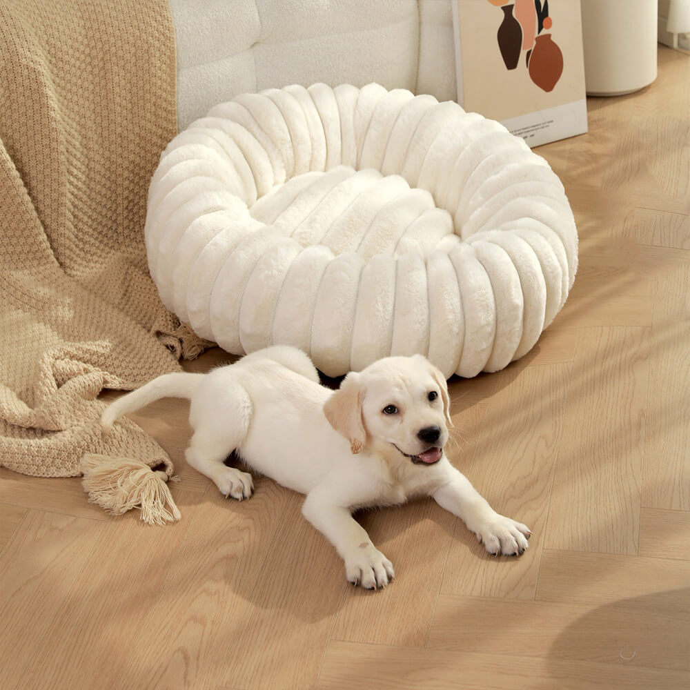 Letto per cani e gatti a forma di ciambella ultra-morbido in peluche.