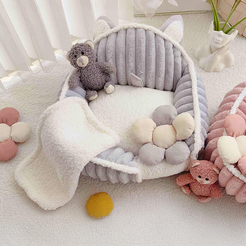 Divano letto per cani e gatti lavabile, morbido, soffice e accogliente, di colore rosa crema.