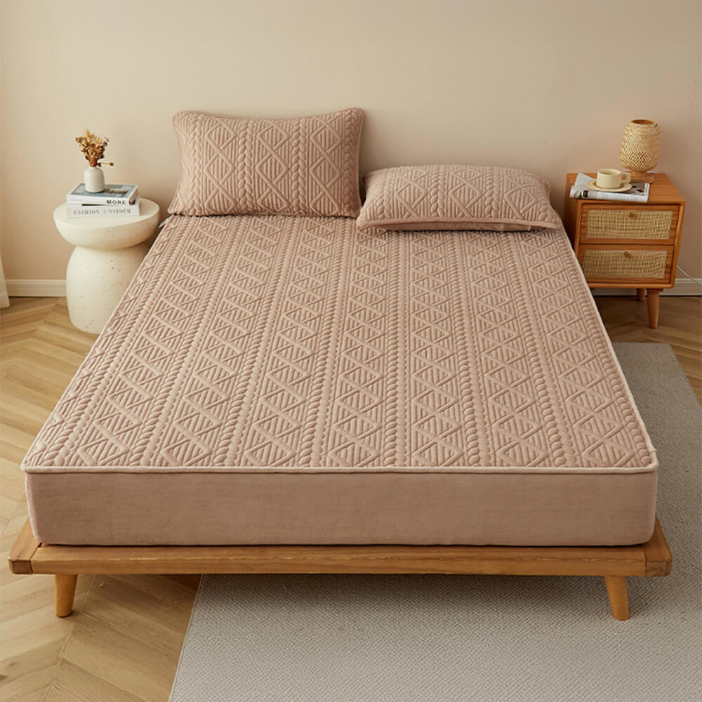 Copertura per materasso in velluto di latte trapuntata con imbottitura geometrica ispirata al grano.