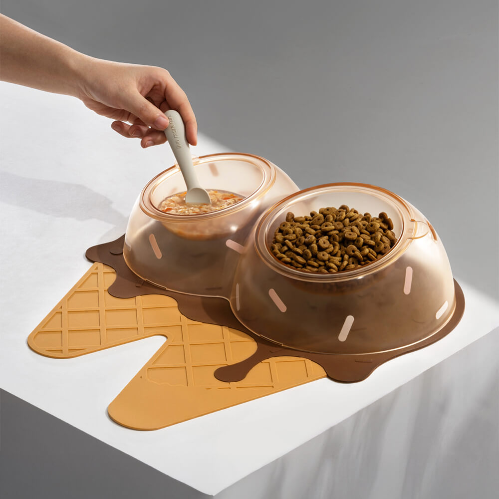 Ciotola per cani e gatti a tema gelato con doppio contenitore per cibo e acqua.