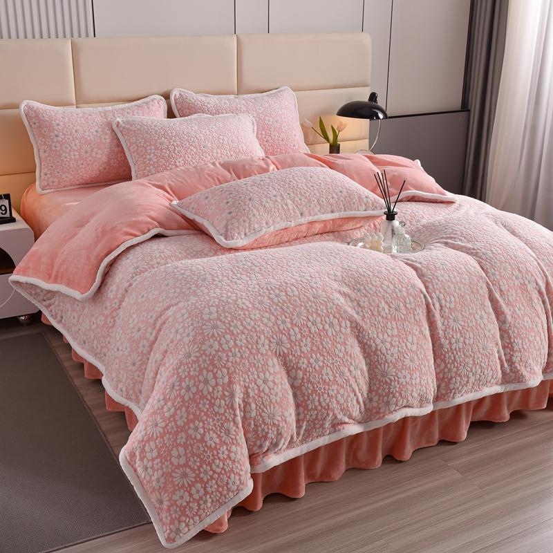 Elegant Carved Velvet Floral Bedding Skin-Friendly Bed Sheet Set