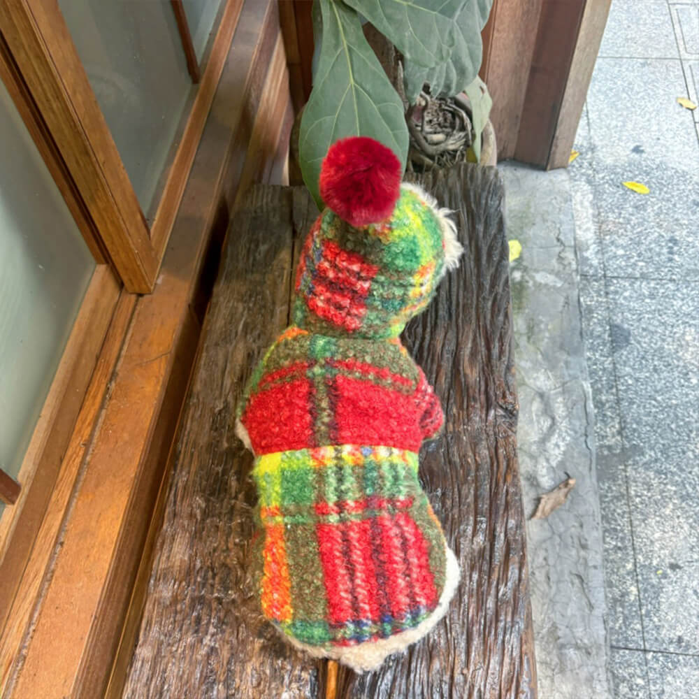 Weihnachtskarierter, warmer Woll-Hundemantel mit Bommel und Kapuze