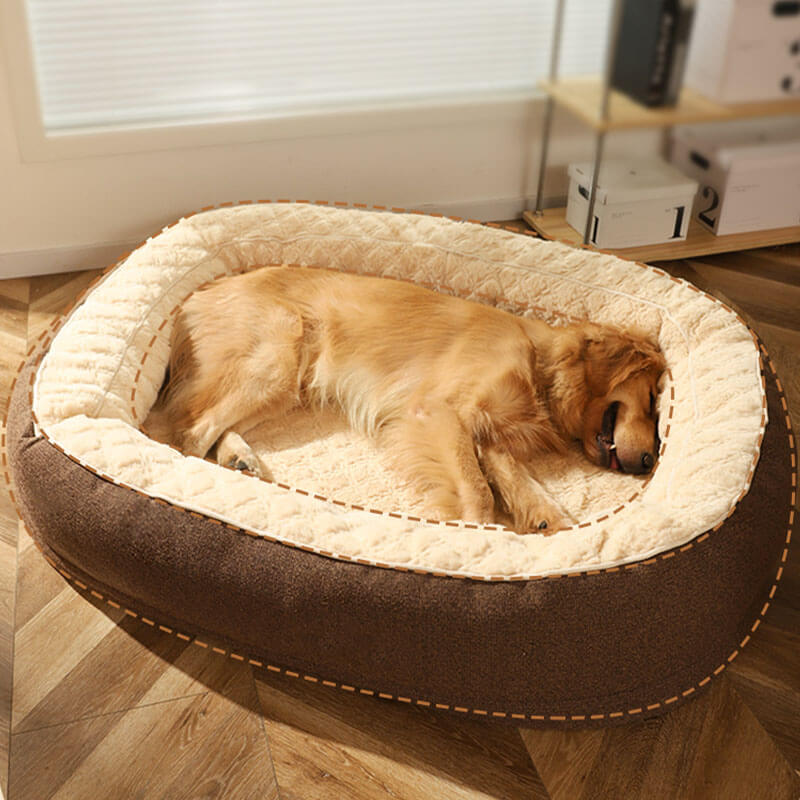 Letto ovale per cani grande e soffice che dorme profondamente