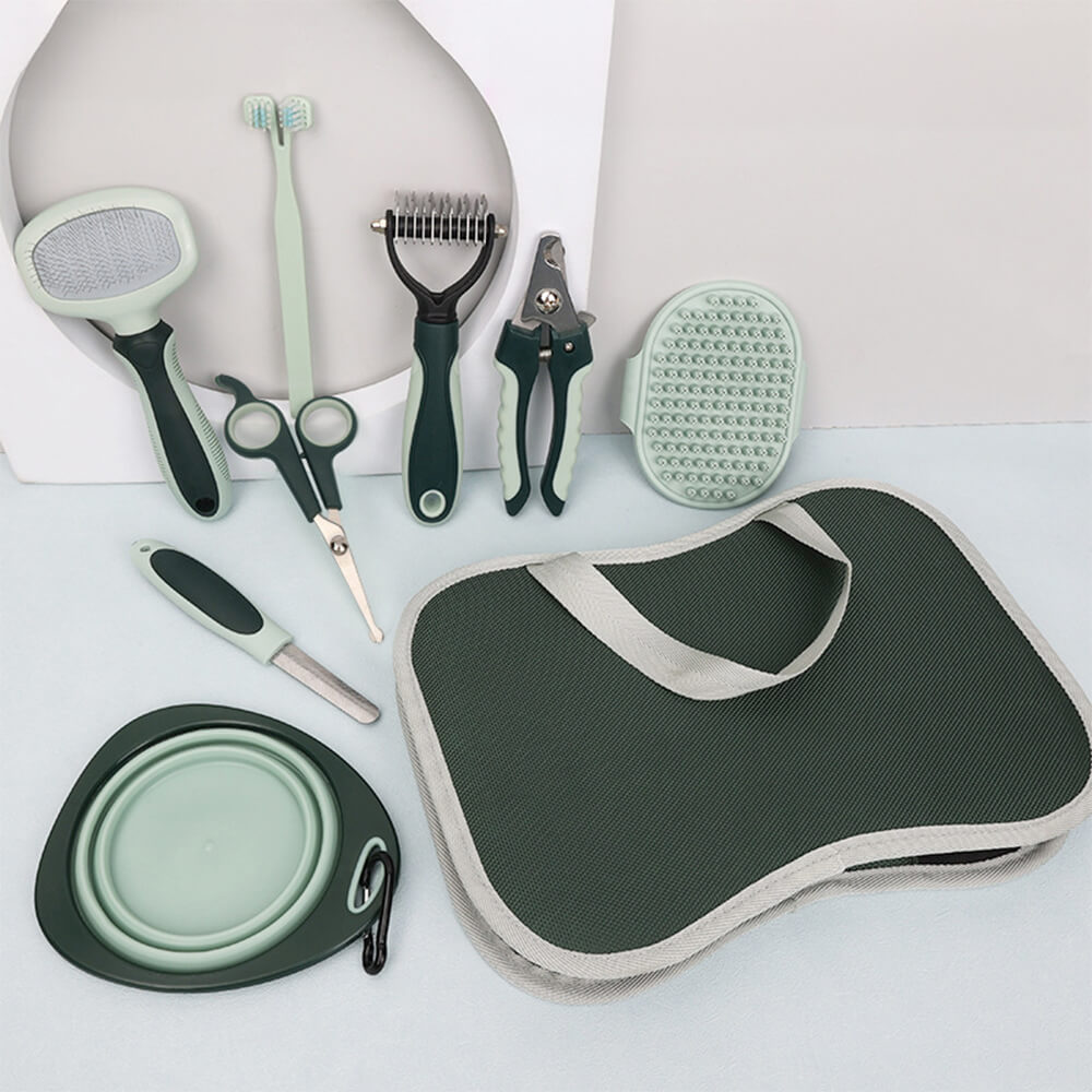 Set completo per la cura e la rimozione del pelo in eccesso per animali domestici.