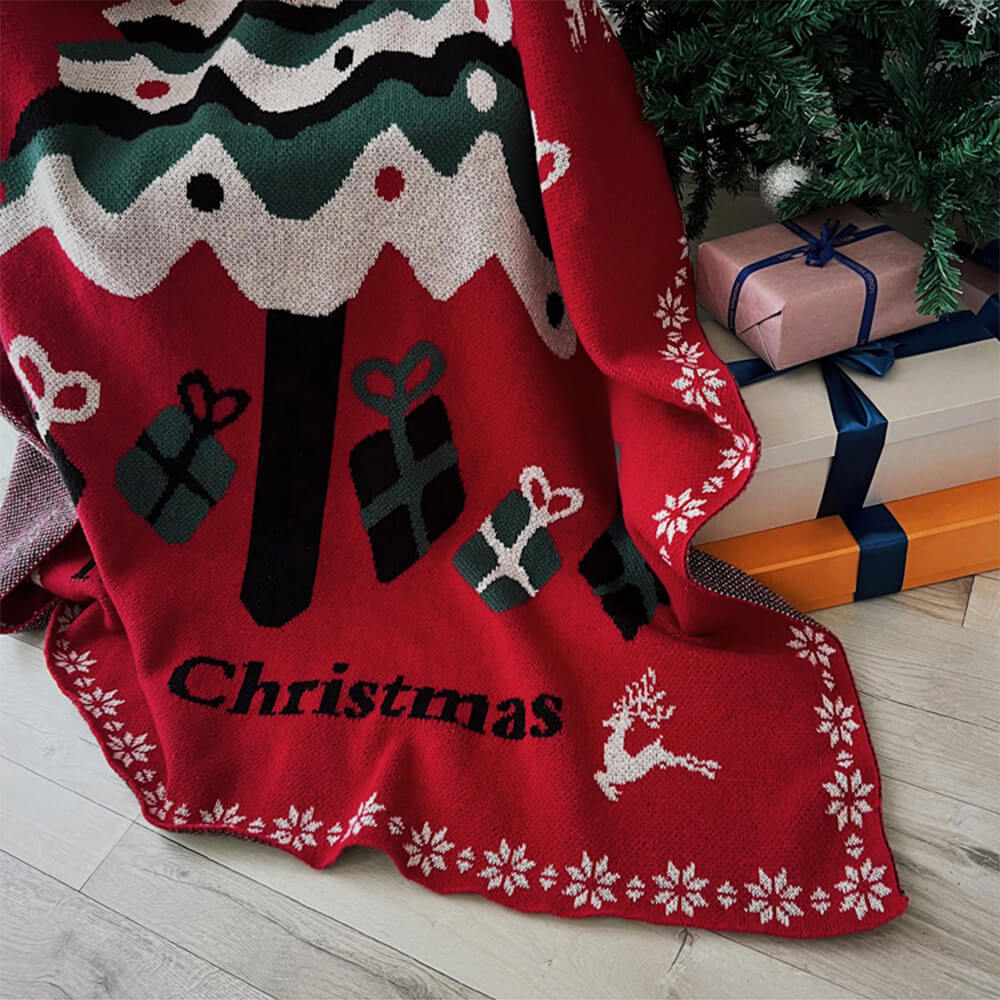 Gemütliche gestrickte Decke mit Weihnachtsdekor und Weihnachtsbaummuster