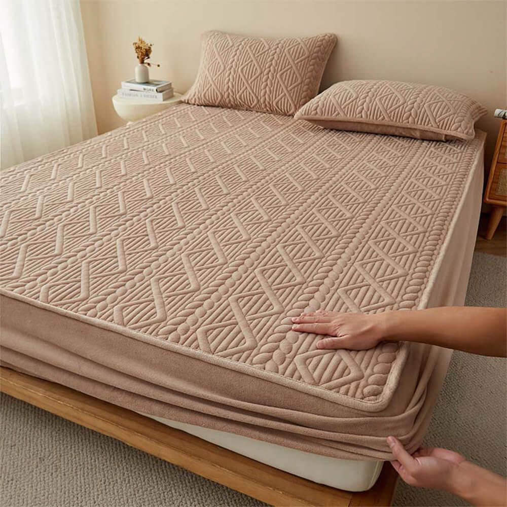 Copertura per materasso in velluto di latte trapuntata con imbottitura geometrica ispirata al grano.