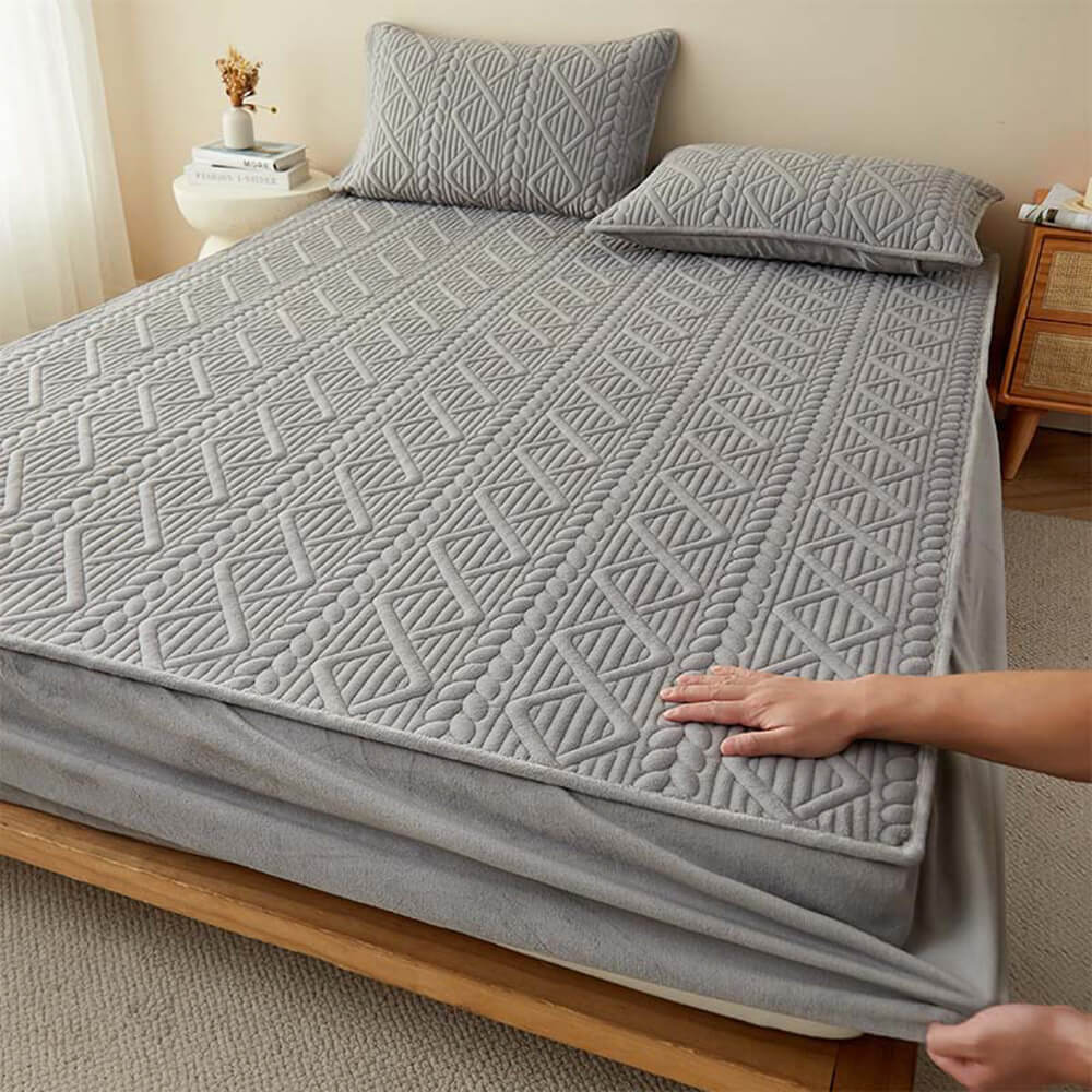 Copertura per materasso in velluto di latte trapuntata con imbottitura geometrica ispirata al grano.