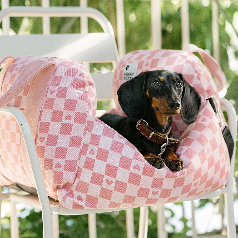 Letto per seggiolino auto per cani a scacchiera vintage a forma di cuore