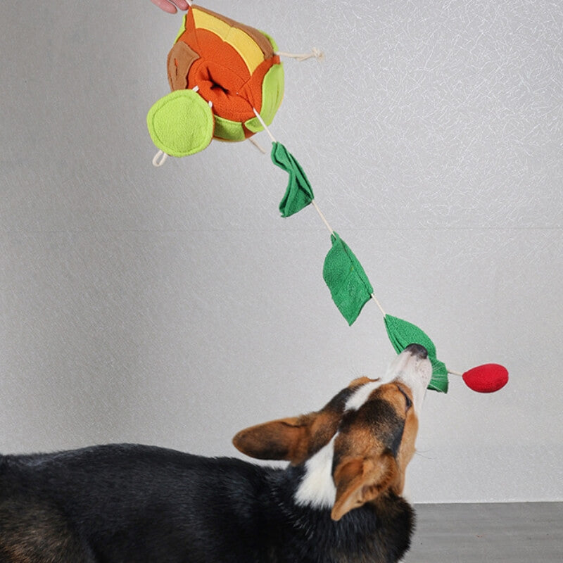 Gioco interattivo a forma di palla a foglia per cani con distribuitore di leccornie e suono sibilante.