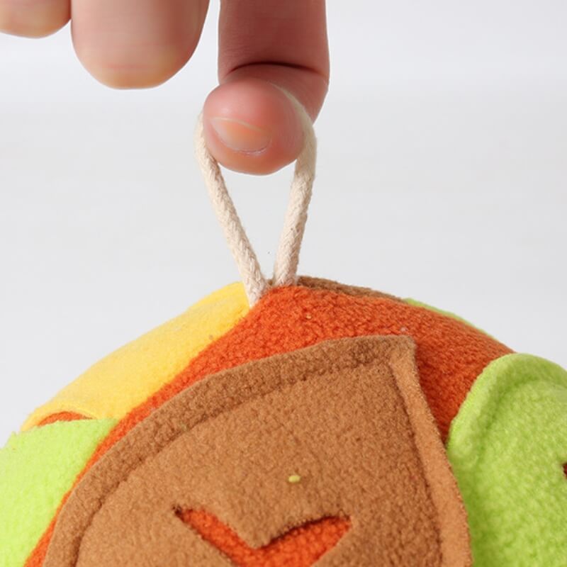 Gioco interattivo a forma di palla a foglia per cani con distribuitore di leccornie e suono sibilante.