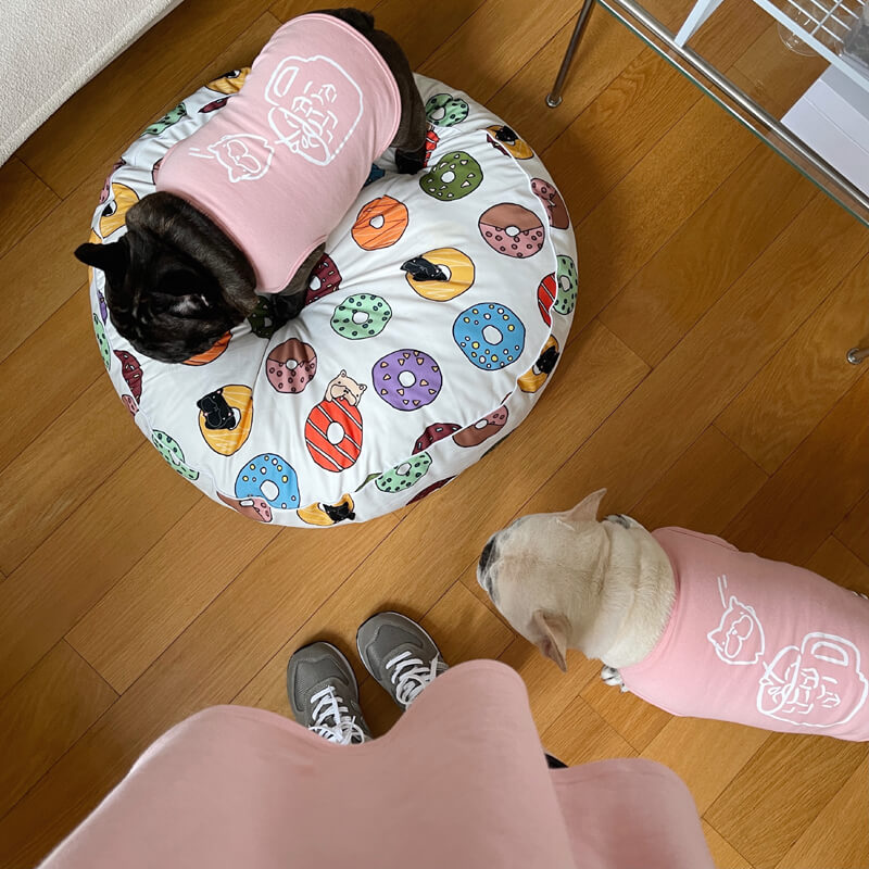Set di magliette e gilet per cuccioli rosa abbinati per cane e proprietario
