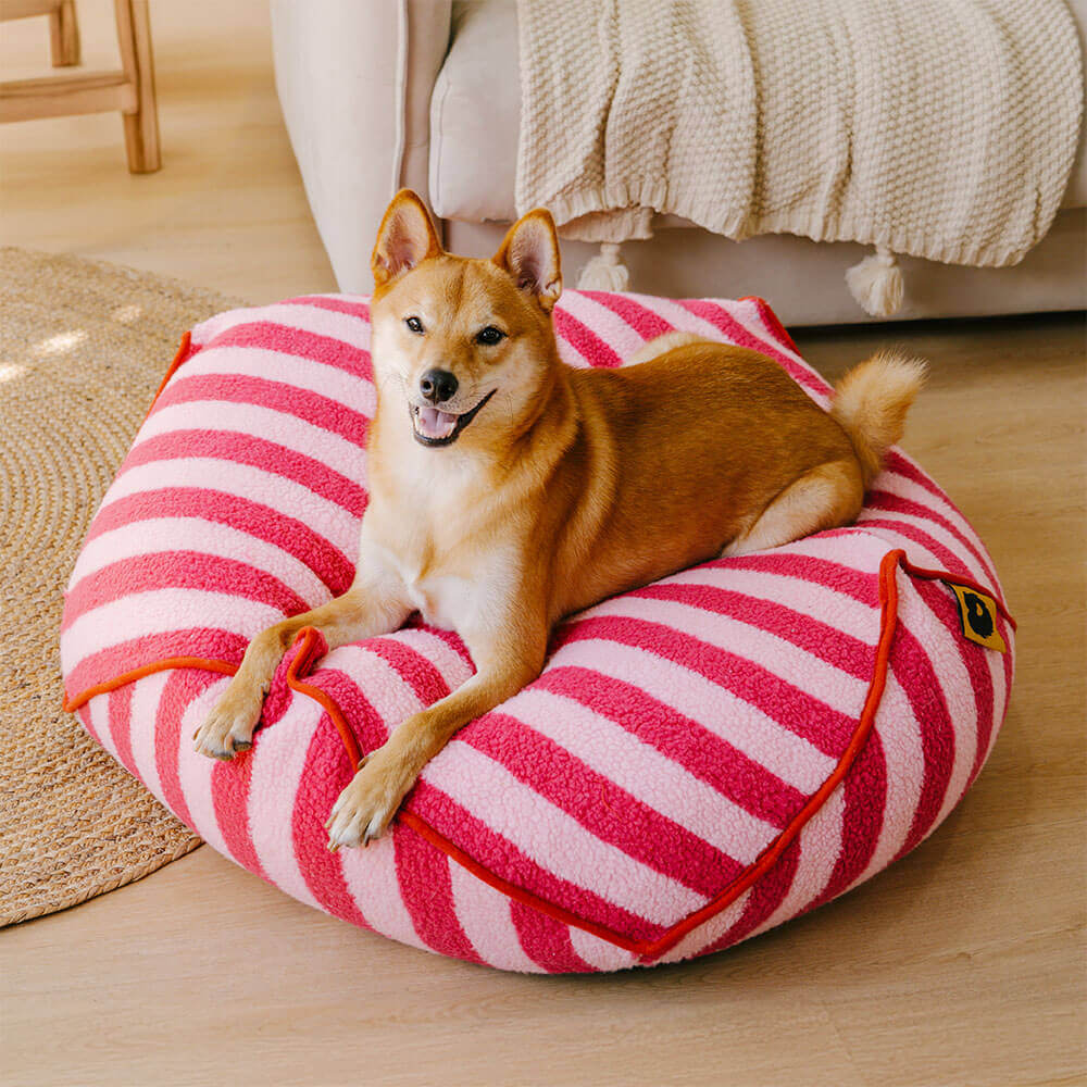 Cama para perros con puf calmante poligonal con estampado de rayas de moda