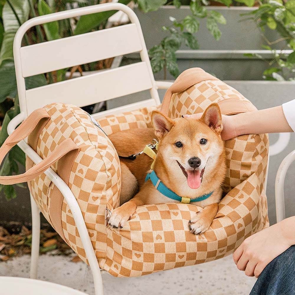 Letto per seggiolino auto per cani a scacchiera vintage a forma di cuore