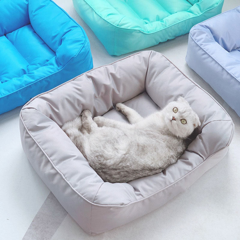 Letto per cani e gatti di media grandezza, quadrato e impermeabile