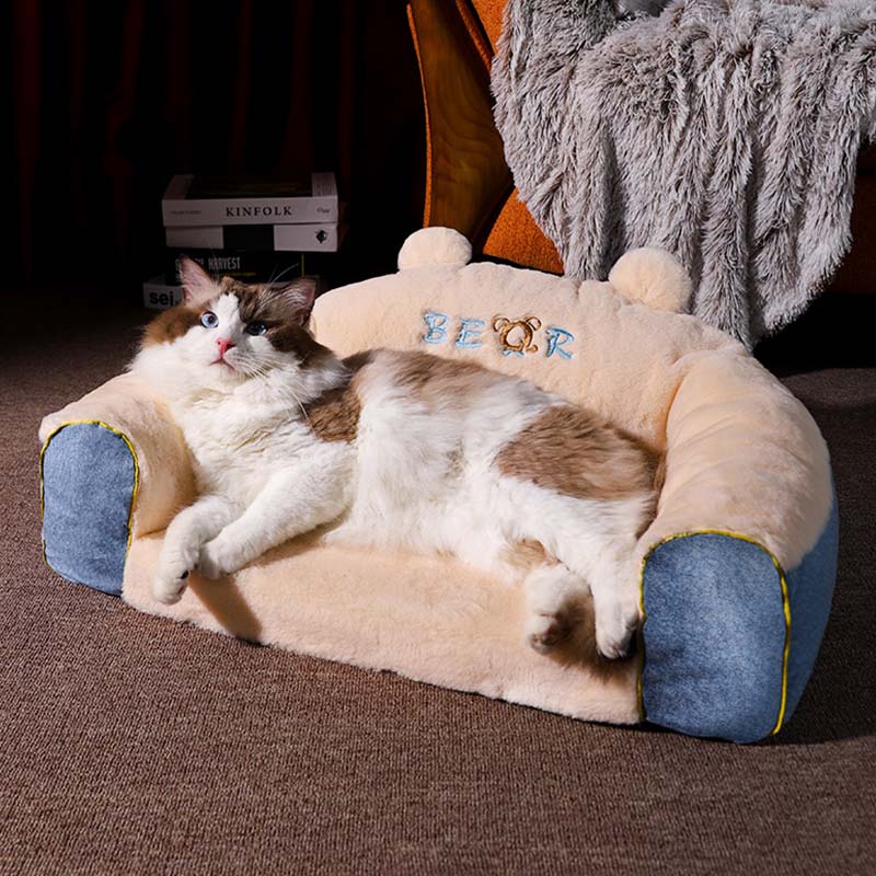 Simpatico divano letto per gatti a forma di orso