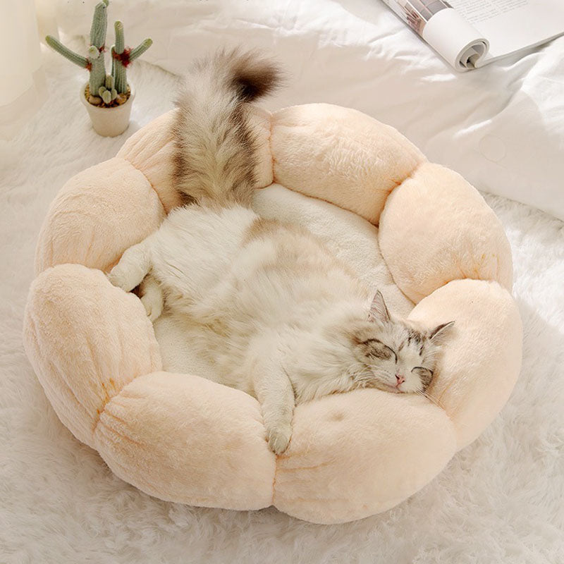 Letto per gatti a forma di fiore che dorme in profondità