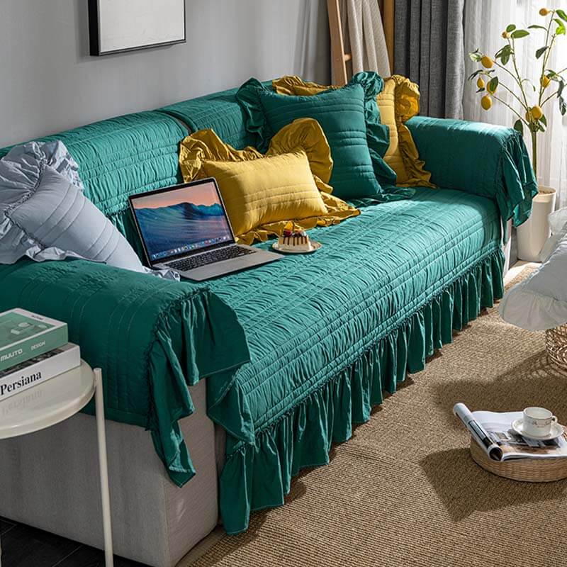 Schlichter, kratzfester Couchbezug aus Baumwolle mit Rüschen